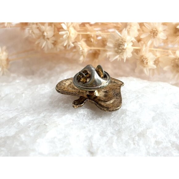 Crown Shaped Gold Toned Textured Vintage Costume Jewelry Brooch | Lapel Pin - Picture 7 of 10